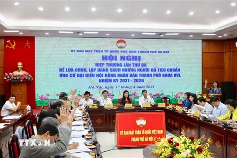 Các đại biểu giơ tay biểu quyết thống nhất danh sách chính thức 160 ứng cử viên đại biểu HĐND thành phố Hà Nội khóa XVI. (Ảnh: Nguyễn Thắng/TTXVN)