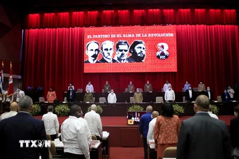 Bộ Chính trị khóa VII của Đảng Cộng sản Cuba trên Đoàn Chủ tịch Đại hội. (Ảnh: ACN/TTXVN phát)