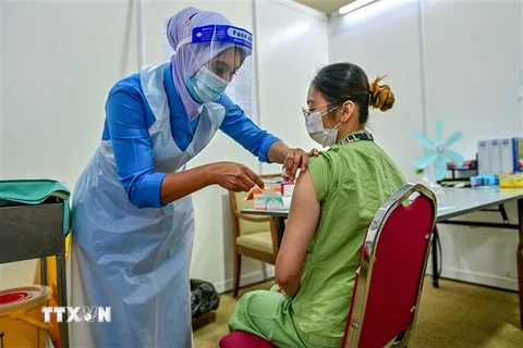 Nhân viên y tế được tiêm vaccine ngừa COVID-19 tại Serdang, gần Kuala Lumpur, Malaysia. (Ảnh: THX/TTXVN)