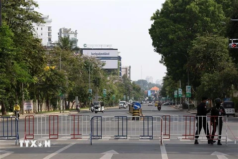 Cảnh sát phong tỏa một tuyến đường nhằm ngăn chặn sự sự lây của dịch COVID-19 tại Phnom Penh, Campuchia. (Ảnh: THX/TTXVN)