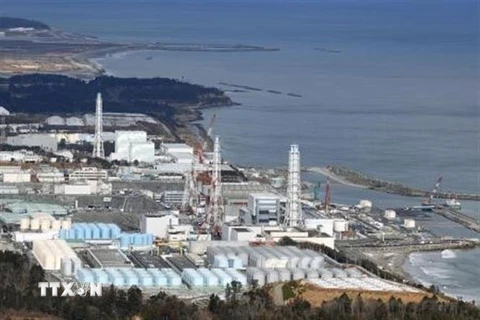 Các bể nước thải có chứa phóng xạ đã qua xử lý tại nhà máy điện hạt nhân Fukushima, Nhật Bản. (Nguồn: Kyodo/TTXVN)