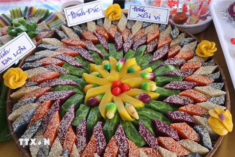 Các loại bánh dân gian được phối kết hợp đầy màu sắc, đúng với chủ đề của ngày hội là Sắc màu phương Nam. (Ảnh: Huỳnh Anh/TTXVN)