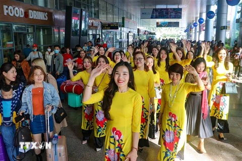 Đoàn khách du lịch MICE đến du lịch Đà Nẵng trong những ngày đầu năm mới. (Ảnh: Trần Lê Lâm/TTXVN)