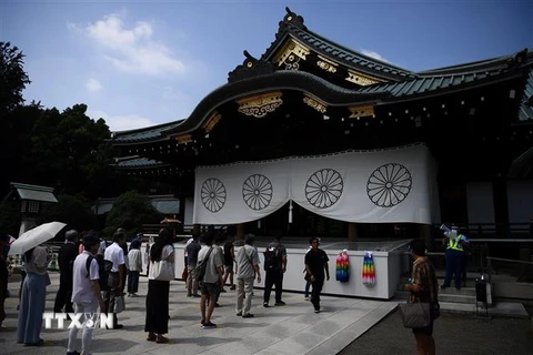 Người dân viếng đền Yasukuni ở Tokyo, Nhật Bản. (Ảnh: AFP/TTXVN)