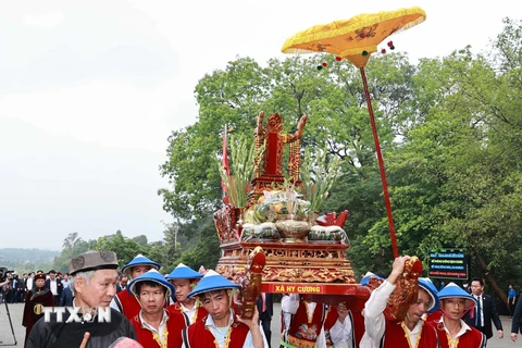 Đoàn rước kiệu dâng lễ vật hương, hoa, bánh chưng, bánh giầy gắn liền với những truyền thuyết về vua Hùng. (Ảnh: Thống Nhất/TTXVN)