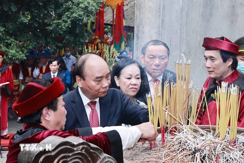 Chủ tịch nước Nguyễn Xuân Phúc và các lãnh đạo đảng, Nhà nước dâng hương tại điện Kính Thiên (đền Thượng). (Ảnh: Thống Nhất/TTXVN)