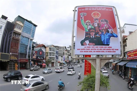 Pano tuyên truyền, cổ động bầu cử trên phố Nghi Tàm. (Ảnh: Hoàng Hiếu/TTXVN)