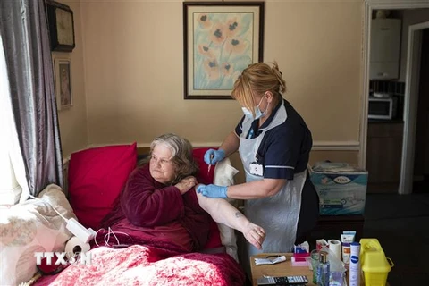 Nhân viên y tế tiêm vaccine ngừa COVID-19 của AstraZeneca cho người dân tại Hasland, Anh. (Ảnh: AFP/TTXVN)