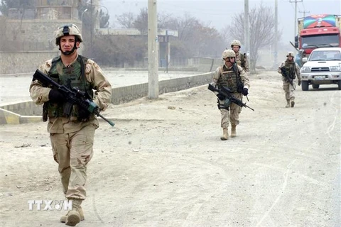 Binh sỹ Mỹ tuần tra trên một tuyến đường ở Kabul, Afghanistan. (Ảnh: AFP/TTXVN)