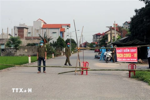 Lực lượng chức năng lập 5 chốt phong tỏa thôn Quan Nhân, xã Nhân Đạo, huyện Lý Nhân nơi ở bệnh nhân COVID-19. (Ảnh: Nguyễn Chinh/TTXVN)
