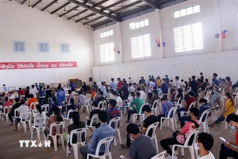 Người dân thủ đô Vientiane đến các trung tâm xét nghiệm dã chiến để chờ được xét nghiệm. (Ảnh: Phạm Kiên/TTXVN)
