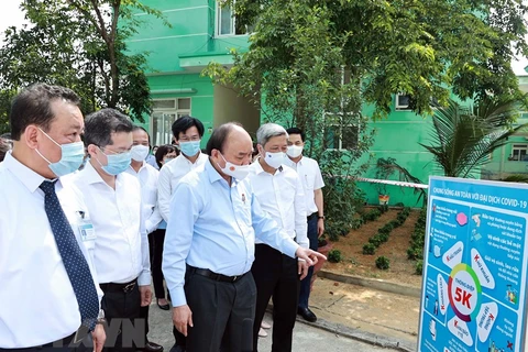 Chủ tịch nước Nguyễn Xuân Phúc kiểm tra công tác phòng, chống dịch COVID-19 tại Bệnh viện phổi Đà Nẵng. (Ảnh: Thống Nhất/TTXVN)