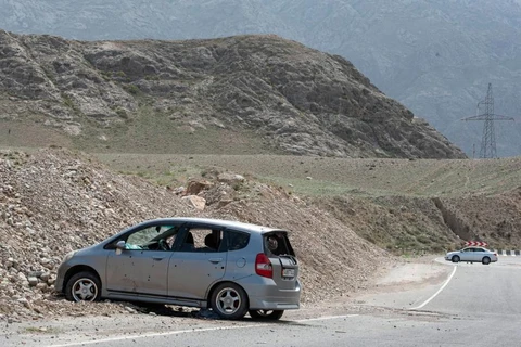 Một chiếc xe ôtô trúng đạn gần biên giới Kyrgyzstan-Tajikistan. (Nguồn: Sputnik)