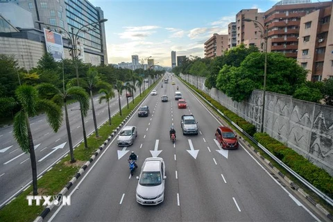 Các phương tiện di chuyển trên đường phố tại Kuala Lumpur, Malaysia. (Ảnh: THX/TTXVN)