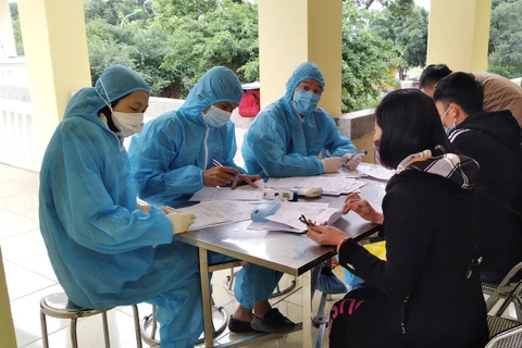 Người dân khai báo y tế với cán bộ y tế địa phương. (Nguồn: baoquangninh.com.vn)