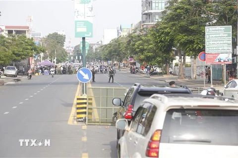 Cảnh sát phong tỏa một tuyến phố tại Phnom Penh, Campuchia, ngày 17/4, nhằm ngăn chặn sự lây lan của COVID-19. (Ảnh: THX/TTXVN)