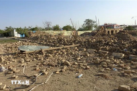 Hiện trường vụ đánh bom xe tại Pul-e-Alam, thủ phủ tỉnh Logar của Afghanistan, ngày 1/5. (Ảnh: THX/TTXVN)
