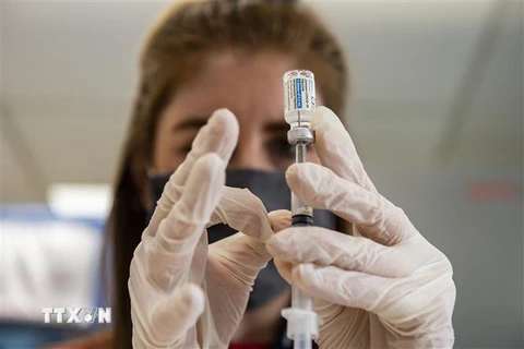 Nhân viên y tế chuẩn bị vaccine ngừa COVID-19 tại trung tâm y tế ở Boston, bang Massachusetts, Mỹ. (Ảnh: AFP/TTXVN)