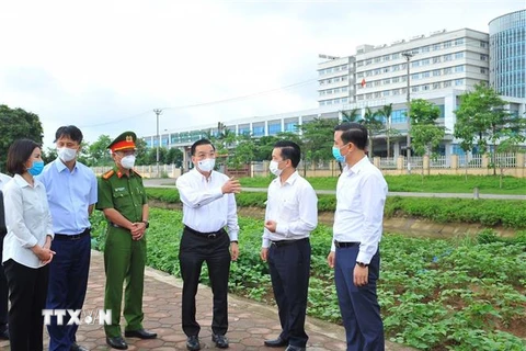 Chủ tịch Ủy ban Nhân dân thành phố Hà Nội Chu Ngọc Anh kiểm tra và chỉ đạo tại Bệnh viện Bệnh nhiệt đới Trung ương (cơ sở 2). (Ảnh Minh Đức/TTXVN)