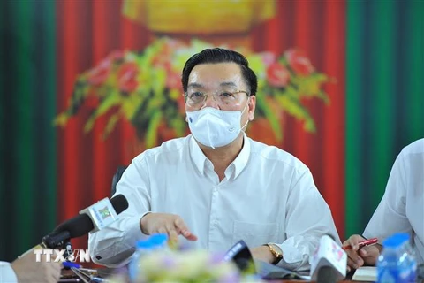 Chủ tịch Ủy ban Nhân dân thành phố Hà Nội Chu Ngọc Anh chỉ đạo trực tuyến với Bệnh viện Bệnh Nhiệt đới Trung ương (cơ sở 2). (Ảnh Minh Đức/TTXVN)