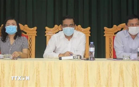 Chủ tịch UBND tỉnh Hà Tĩnh Võ Trọng Hải (giữa) chủ trì cuộc họp. (Ảnh: TTXVN phát)