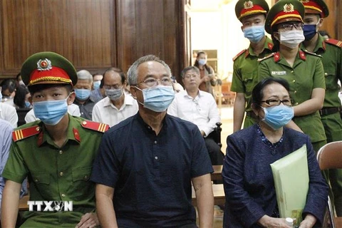 Bị cáo Nguyễn Thành Tài (trái) và bị cáo Dương Thị Bạch Diệp (phải) tại phiên tòa ngày 15/3. (Ảnh: Thanh Vũ/TTXVN)