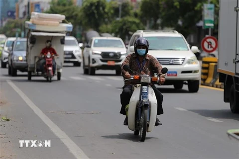 Người dân Phnom Penh tham gia giao thông bình thường tại khu vực được phép di chuyển sau khi thành phố dỡ bỏ lệnh phong tỏa. (Ảnh: Nguyễn Vũ Hùng/TTXVN)