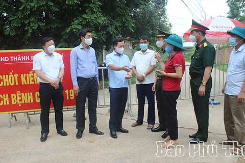 Chủ tịch UBND tỉnh Phú Thọ Bùi Văn Quang kiểm tra thực tế tại chốt kiểm soát. (Nguồn: Báo Phú Thọ)