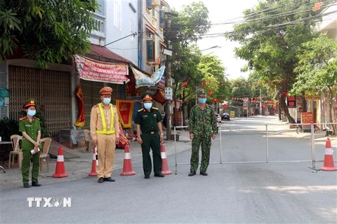Các lực lượng chức năng tỉnh Hà Nam và Trung tâm Y tế huyện Kim Bảng lập 2 chốt phong tỏa tạm thời thị trấn Quế, huyện Kim Bảng. (Ảnh: Đại Nghĩa/TTXVN)