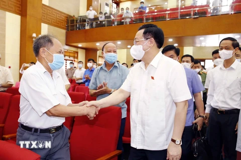 Chủ tịch Quốc hội Vương Đình Huệ với cử tri huyện Vĩnh Bảo, thành phố Hải Phòng. (Ảnh: Doãn Tấn/TTXVN)
