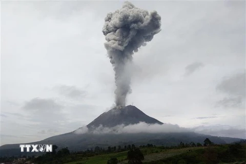 Cột tro bụi phun lên từ miệng núi lửa Sinabung nhìn từ Karo, Bắc Sumatra, Indonesia, ngày 26/4. (Ảnh: AFP/TTXVN)