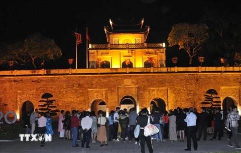 Du khách tham quan, trải nghiệm Đoan Môn tại di sản Hoàng thành Thăng Long về đêm. (Ảnh: TTXVN phát)