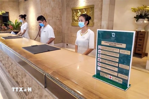 Khu nghỉ mát Furama Resort tăng cường biện pháp phòng chống dịch bằng các bảng khuyến cáo phòng dịch và nhân viên thực hiện đeo khẩu trang khi làm việc. (Ảnh: TTXVN phát)