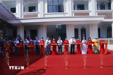Các đại biểu cắt băng khánh thành Trạm Y tế xã Vĩnh Lợi (Sơn Dương, Tuyên Quang). (Ảnh: Nam Sương/TTXVN) 