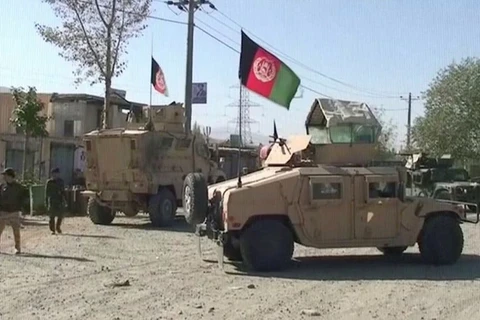 Lực lượng an ninh tập trung gần một địa điểm bị Taliban tấn công ở quận Sayeed Abad, tỉnh Wardak, Afghanistan. (Nguồn: Reuters)