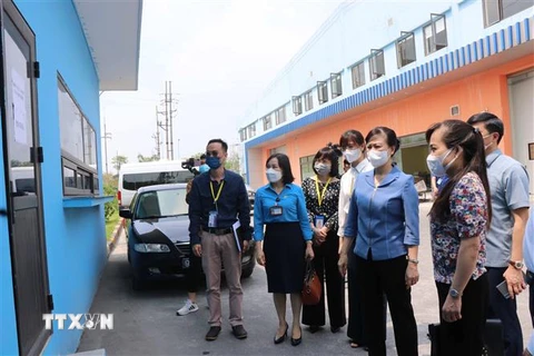 Bí thư Tỉnh ủy Bắc Ninh Đào Hồng Lan (áo xanh thứ 2 từ phải sang) kiểm tra công tác phòng, chống COVID-19 tại Công ty TNHH Sản xuất Biel Crystal Việt Nam, khu công nghiệp VSip, tỉnh Bắc Ninh. (Ảnh: Thái Hùng/TTXVN)