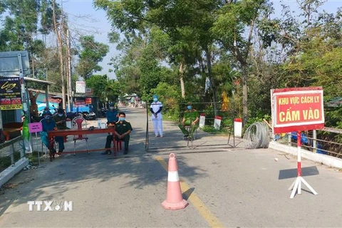 Lực lượng chức năng chốt chặn tại xã Phong Hòa, huyện Phong Điền, Thừa Thiên-Huế. (Ảnh: Tường Vi/TTXVN)