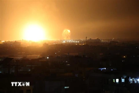 Khói lửa chói loà khi máy bay của Israel không kích xuống thành phố Rafah, miền Nam Dải Gaza ngày 11/5. (Ảnh: THX/TTXVN)