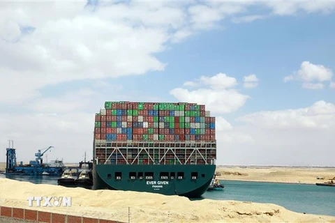 Tàu chở hàng Ever Given mắc cạn tại Kênh đào Suez, Ai Cập. (Ảnh: THX/TTXVN)