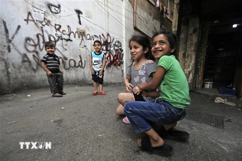 Trẻ em tại khu vực Bab al-Tabbaneh, thành phố Tripoli, Liban. (Ảnh: AFP/TTXVN)