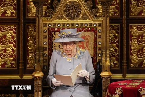 Nữ hoàng Anh Elizabeth II phát biểu trước Quốc hội về các vấn đề ưu tiên trong chương trình nghị sự của Chính phủ trong năm tới, tại London. (Ảnh: AFP/TTXVN)