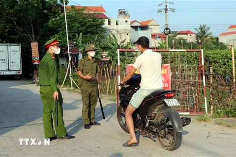 Lực lượng chức năng chốt chặn các lối ra vào tại xã Mão Điền, huyện Thuận Thành, tỉnh Bắc Ninh(Ảnh: Đinh Văn Nhiều/TTXVN)