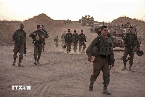 Binh sỹ và xe quân sự của Israel được triển khai tại khu vực biên giới với Dải Gaza ngày 16/8/2020. (Ảnh: AFP/TTXVN)