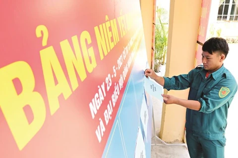 Cán bộ xã La Dêê, huyện Nam Giang, niêm yết danh sách ứng cử viên. (Nguồn: Báo Quảng Nam)