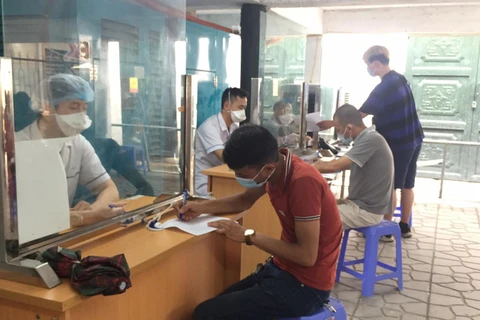 Người dân khai báo y tế khi đến Bệnh viện Phổi Trung ương. (Nguồn: ncov.moh.gov.vn)