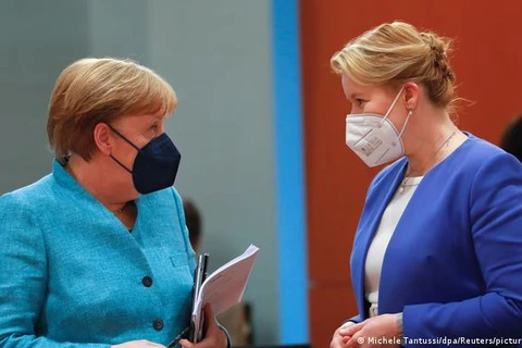Bộ trưởng Gia đình Đức Franziska Giffey (phải) và Thủ tướng Angela Merkel. (Nguồn: DPA)