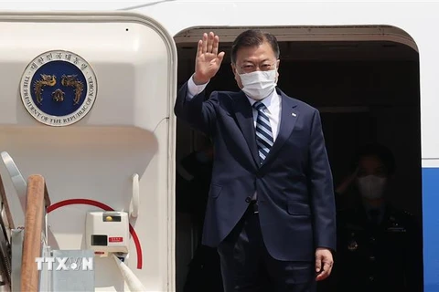 Tổng thống Hàn Quốc Moon Jae-in lên máy bay bắt đầu chuyến thăm Mỹ. (Ảnh: YONHAP/TTXVN)