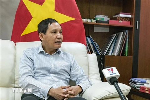 Đại sứ Việt Nam tại Israel Đỗ Minh Hùng trả lời phỏng vấn của TTXVN. (Ảnh: Quang Minh/TTXVN)