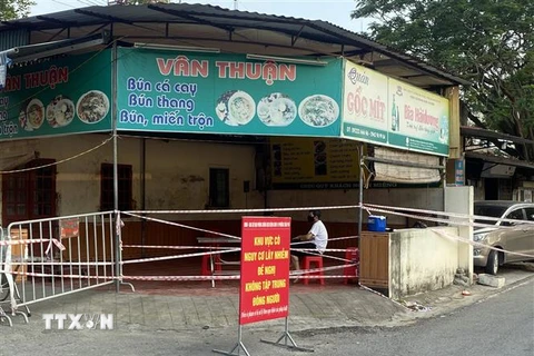Khoanh vùng, xử lý khử khuẩn tại nơi có ca mắc COVID-19 từng bán hàng ăn sáng, phường Trần Phú, thành phố Hải Dương. (Ảnh: Mạnh Tú/TTXVN)