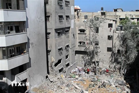 Cảnh đổ nát sau cuộc không kích của Israel xuống thành phố Gaza. (Ảnh: THX/TTXVN)